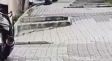 İstanbul - Kağıthane'de bıçakla saldıran adamın başında şişe kırdı; o anlar kamerada