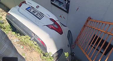 İstanbul - Kağıthane'de fren yerine gaza basan sürücünün çarptığı araç bina boşluğuna düştü