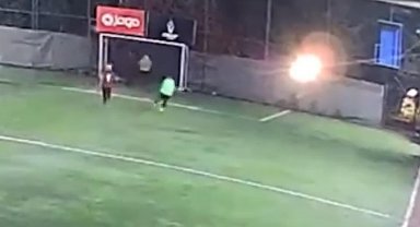 İstanbul - Kağıthane'de halı sahada kalp krizi geçirip hayatını kaybetti; o anlar kamerada