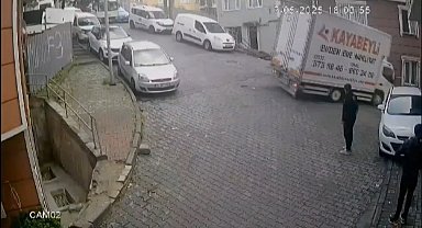 İstanbul- Kağıthane'de kamyonet binaya çarptı; kaza anı kamerada