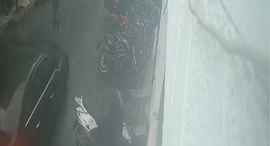 İstanbul - Kağıthane'de pusu kurulan otomobile silahlı saldırı kamerada: Kurşun yağdırdılar, saldırganların 30 suç kaydı çıktı