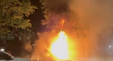 İstanbul- Kartal'da, otomobil ile çarpışan motosiklet alev aldı