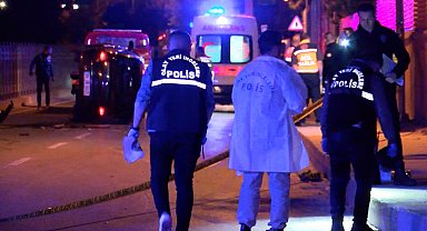 İstanbul - Kartal'da otomobil kaldırıma çarpıp devrildi: 1 ölü