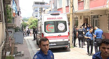İstanbul - Küçükçekmece'de apartmanın önünde bekleyenlere ateş açıp kaçtılar