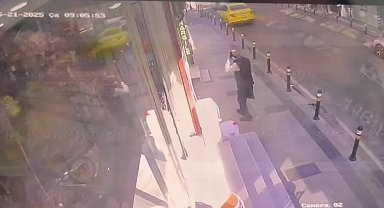 İstanbul - Küçükçekmece'de fenalaşıp yola düşen yayayı servis minibüsü ezdi