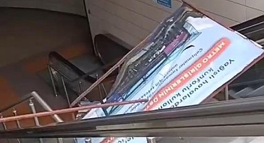 İstanbul - Maltepe metro istasyonunda reklam panosunun kadın üzerine düşmesi kamerada