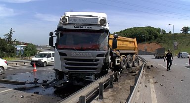 İstanbul-Maltepe'de şoförünün kediye çarpmamak için manevra yaptığı hafriyat kamyon bariyere çarptı