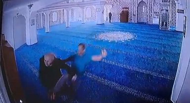 İstanbul - Maslak'ta camide telefonla konuşan adamı darbetti; o anlar kamerada