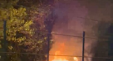 İstanbul - Mecidiyeköy'de otomobil alev alev yandı; D-100 karayolu trafiğe kapatıldı