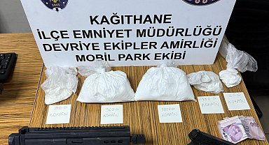 İstanbul - Metrobüs durağında uyuşturucu ticareti; otomatik silah ve 2 kilogram kokain ele geçirildi