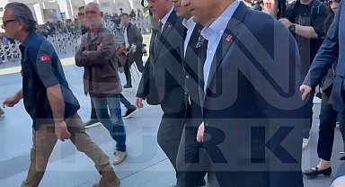 İstanbul- Özel'e yumruklu saldırıyı gerçekleştiren şüphelinin tören öncesi görüntüleri ortaya çıktı