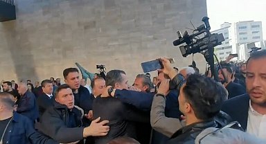 İstanbul - Özgür Özel'e cenaze töreni çıkışında yumruklu saldırı