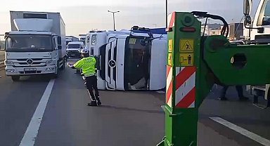 İstanbul - Pendik TEM Otoyolu'nda TIR devrildi; İstanbul yönünde yoğunluk