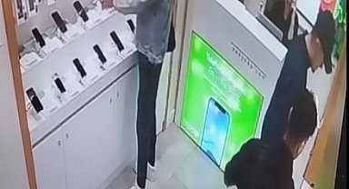 İstanbul- Pendik'te dükkandan cep telefonu çalıp kaçan şüpheli kamerada