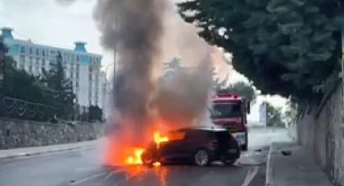 İstanbul - Pendik'te seyir halindeki otomobil alev alev yandı