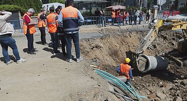 İstanbul - Sarıyer'de çöken yolda alt yapı çalışmaları sürüyor
