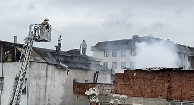 İstanbul- Sultanbeyli'de 3 katlı binanın çatısındaki yangın bitişiğindeki apartmana sıçradı