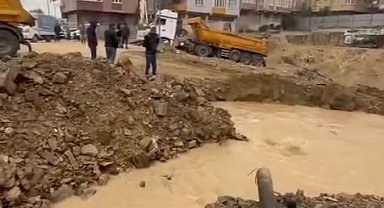 İstanbul- Sultangazi'de inşaat çalışmasında boru patladı, cadde ve sokakları su bastı