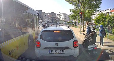 İstanbul- Sultangazi'de kırmızı ışıkta geçmeye çalışan motosikletli öğrenciye hafif şekilde çarptı