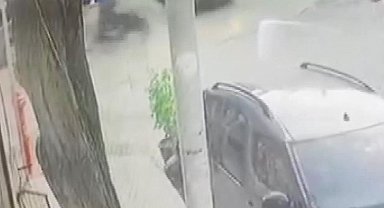 İstanbul - Sultangazi'de motosiketli hafif ticari araca çarparak takla attı