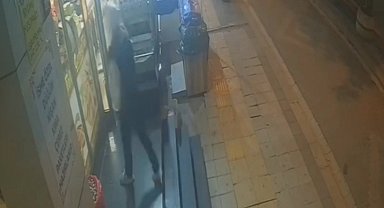 İstanbul - Sultangazi'de sadaka kutusu hırsızlığı güvenlik kamerasında