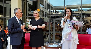 İstanbul - Türkan Şoray öğrencilerle bir araya geldi