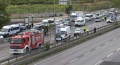 İstanbul - Tuzla'da bariyerlere çarpan otomobil takla atarak savruldu: 1 ölü 4 yaralı