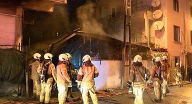 İstanbul - Ümraniye'de gecekondu yangını: bitişikteki binada mahsur kalanları itfaiye kurtardı