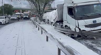 İstanbul - Zeytinburnu D-100'de alçı yüklü TIR bariyerlere çarptı; trafik yoğunluğu oluştu -1