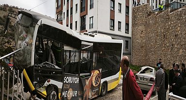 İstinat duvarını aşıp, otomobilin üstüne düşen otobüsün şoförü 55 gün sonra öldü