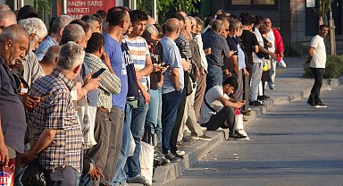 İzmir'de 23 bin işçi greve çıktı; otobüs duraklarında yoğunluk oluştu