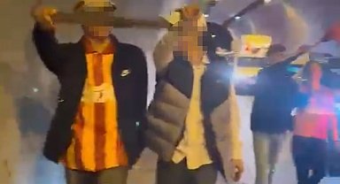 İzmir'de döner bıçaklı 2 maganda taraftar döner bıçağıyla kutlamalara katıldı