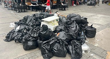 İzmir'de grevin 3'üncü gününde sokaklarda çöpler birikti