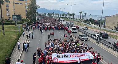 İzmir'de grevin 3'üncü gününde sokaklarda çöpler birikti