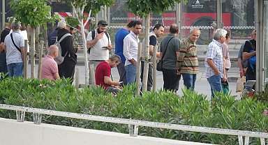 İzmir'de grevin ikinci gününde duraklarda yine yoğunluk oluştu