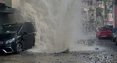 İzmir'de isale hattı patladı; 4 otomobil hasar gördü