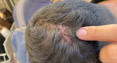 İzmir'de sahne kurulumu sırasında vinç devrildi; çalışanlar gazetecileri darbetti