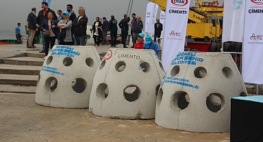 İzmit Körfezi'ne 6 bin balık ile 100 yapay resif bırakıldı