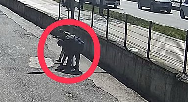 Jandarma, nefes borusuna yiyecek kaçan çocuğu 'Heimlich' manevrasıyla kurtardı; o anlar kamerada