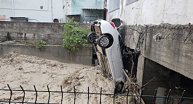 Kadirli'de sağanak yağış sele neden oldu