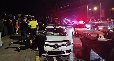 Kaldıırımda yürürken otomobilin çarptığı yaya ağır yaralandı