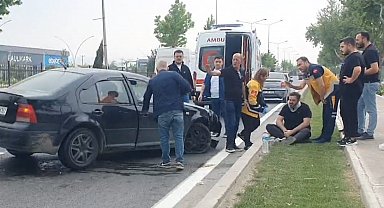 Kaldırım ile yön tabelasına çarpan otomobilin sürücüsü yaralandı