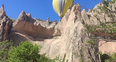 Kapadokya'da sıcak hava balonu, kayalıklara zorunlu iniş yaptı