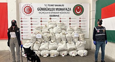 Kapıkule'de otobüsteki 234 kilo esrarı, narkotik köpeği Turbo buldu