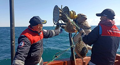 Karadeniz'e kaçak kalkan avı için bırakılan 44 bin metre ağ toplandı