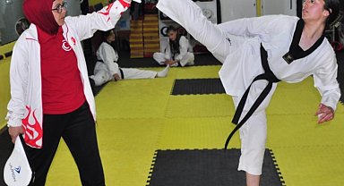 Kars'ta genç kızlar şiddete karşı tekvando öğreniyor
