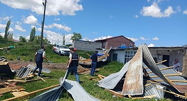 Kars'taki fırtınada 8 ev ve 3 ahırın çatısı uçtu