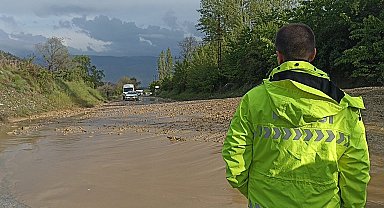 Kastamonu-Tosya yolu sel nedeniyle trafiğe kapandı