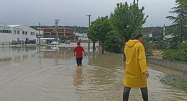 Kastamonu'da sağanak; sanayi bölgesinde üretim durduruldu