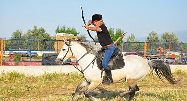 Kaymakam ok atıyor, zihgir ve bıçak ustalığı yapıyor
